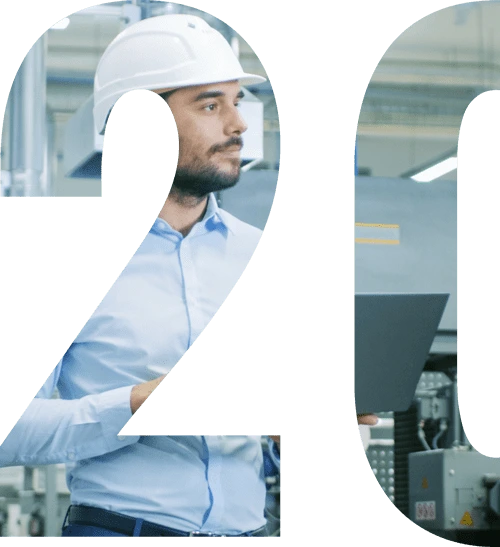 20 Jahre Facility Management Erfahrung in Stuttgart – Vertrauen durch Kompetenz Mitarbeiter mit Helm im Industriebereich – Seit 20 Jahren zuverlässiger Partner für Facility Management in Stuttgart.